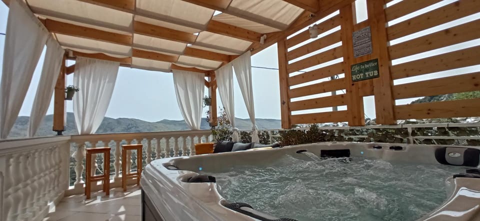 Hot Tub, Balcony/Terrace, Decorative detail, Mountain view
