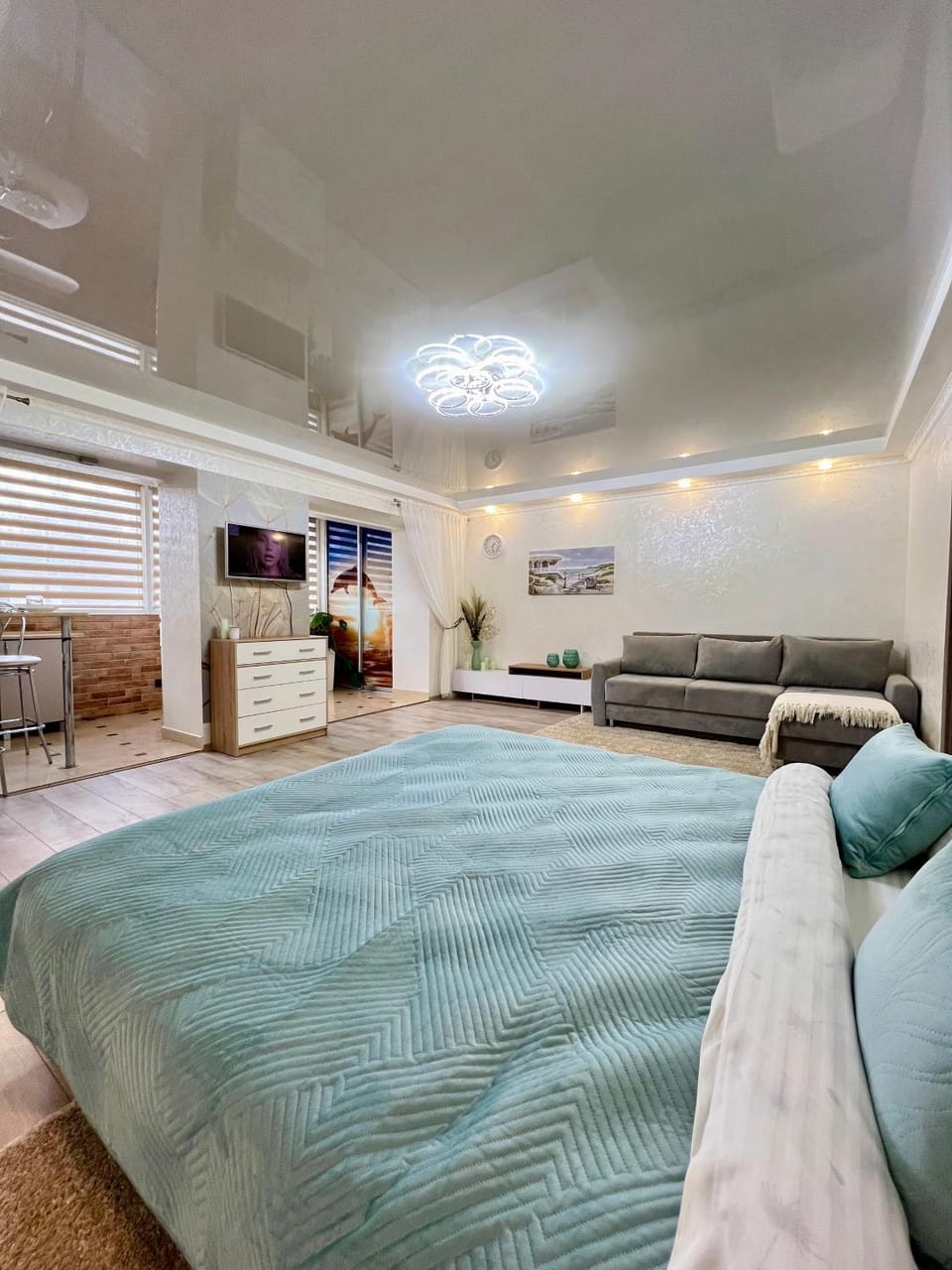 Bed, TV and multimedia, Photo of the whole room, Bedroom