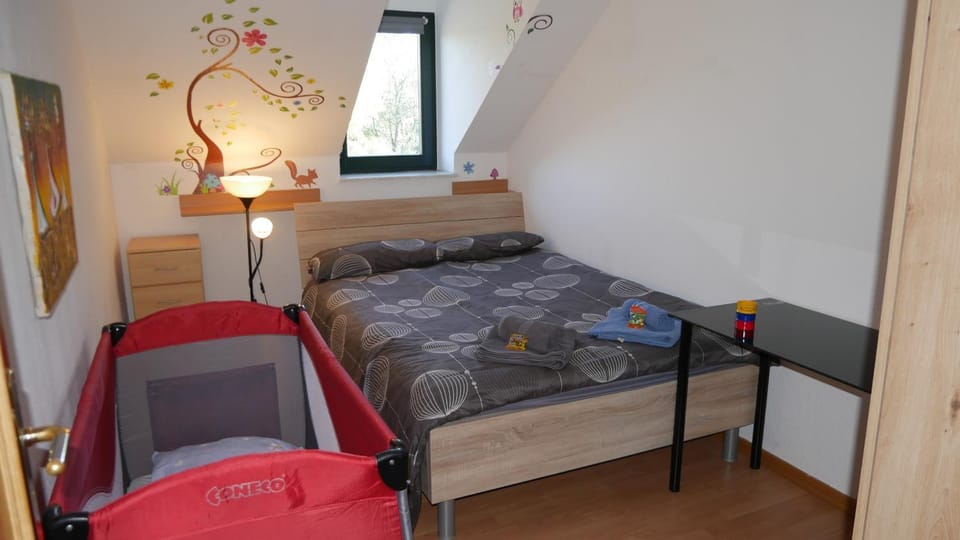 Bedroom, cot