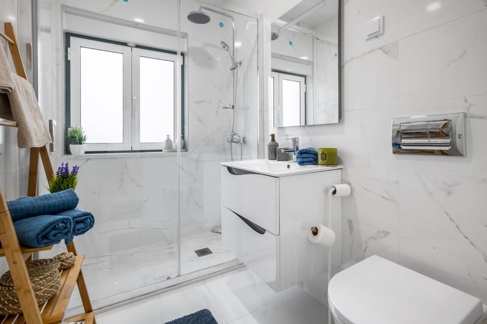 Shower, Toilet