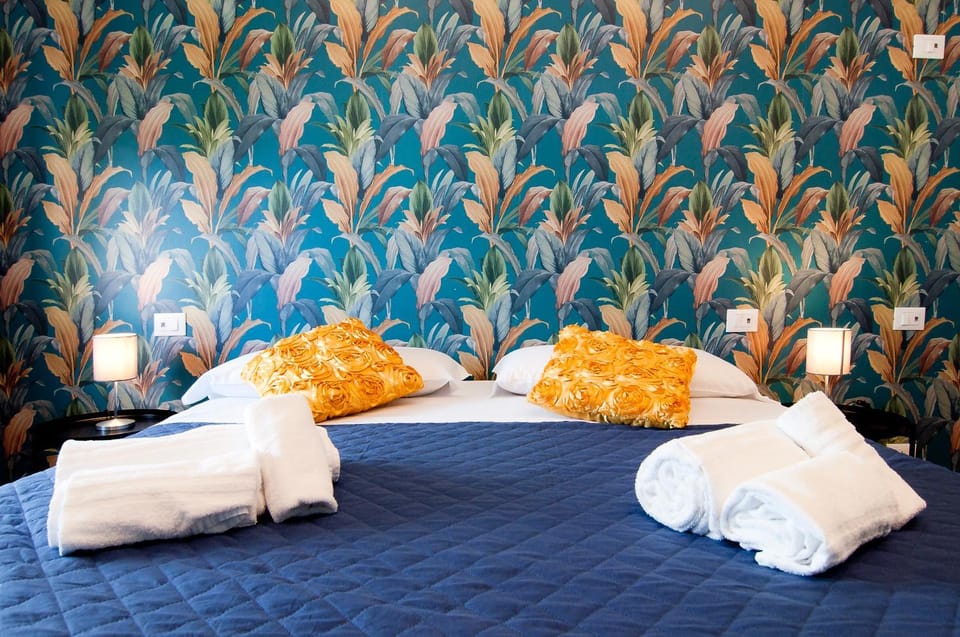 Bed, Bedroom, towels