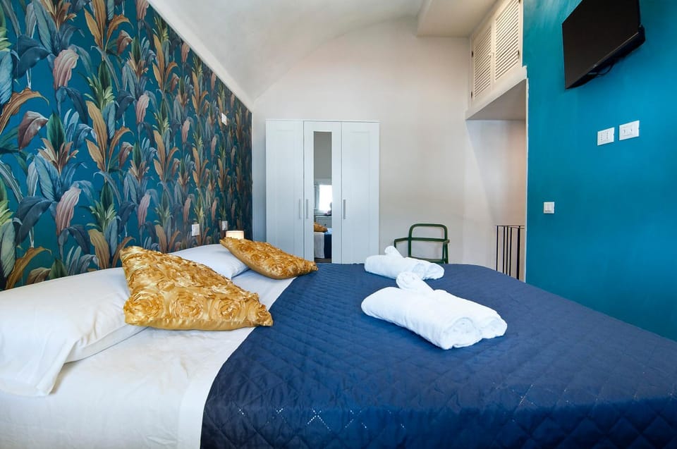 Bed, Bedroom, towels