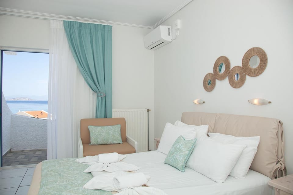 Photo of the whole room, Sea view
