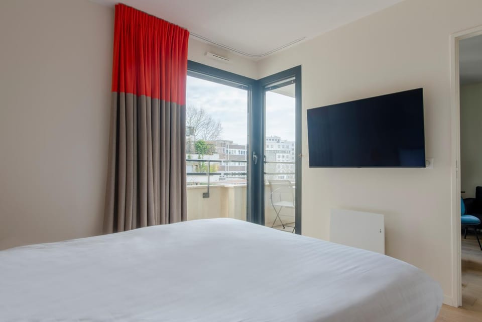 Bed, TV and multimedia, Balcony/Terrace, Bedroom