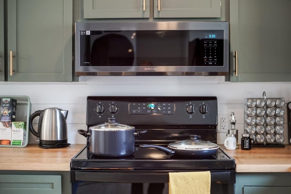 Coffee/tea facilities, Kitchen or kitchenette, stove