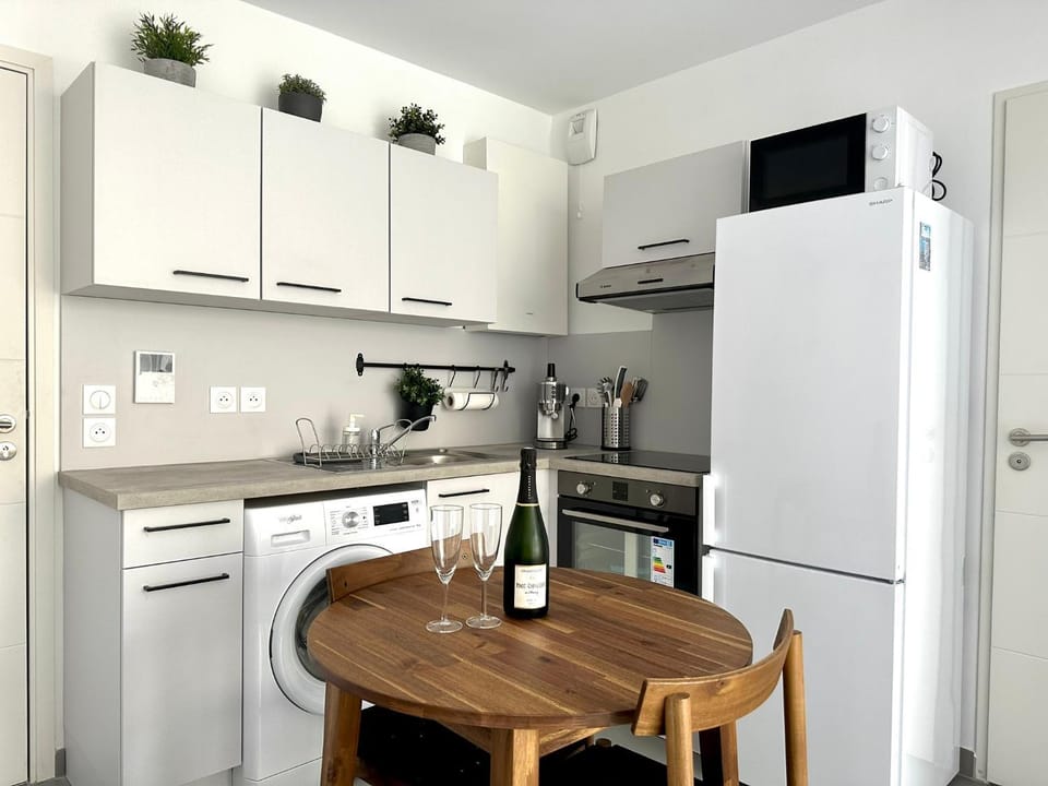 Kitchen or kitchenette, Dining area, minibar, pet friendly, stove, toaster