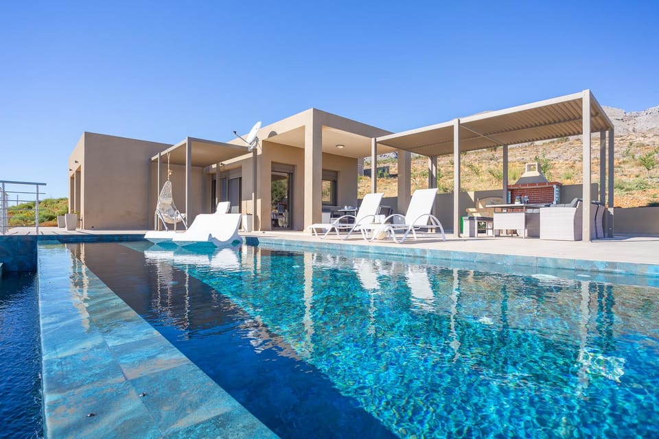 Property building, Patio, Day, Pool view, Swimming pool, sunbed