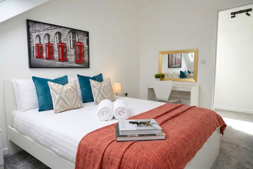 Bed, Photo of the whole room, Bedroom, towels