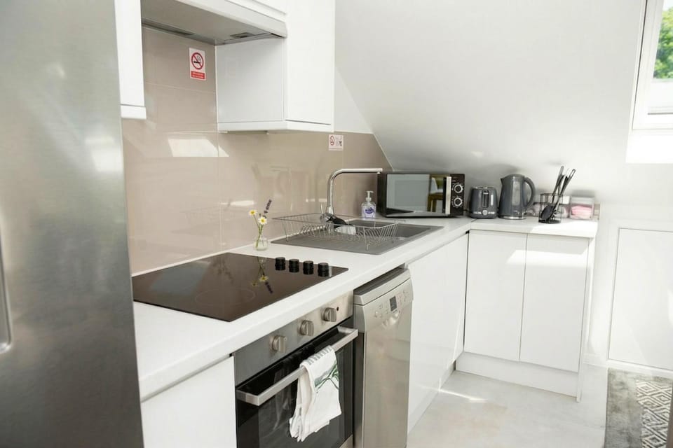 Coffee/tea facilities, Kitchen or kitchenette, dishwasher, oven, stove, toaster