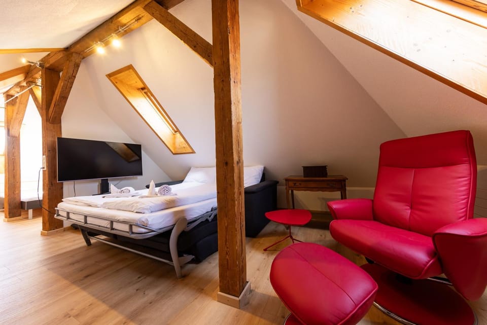 Bed, Seating area
