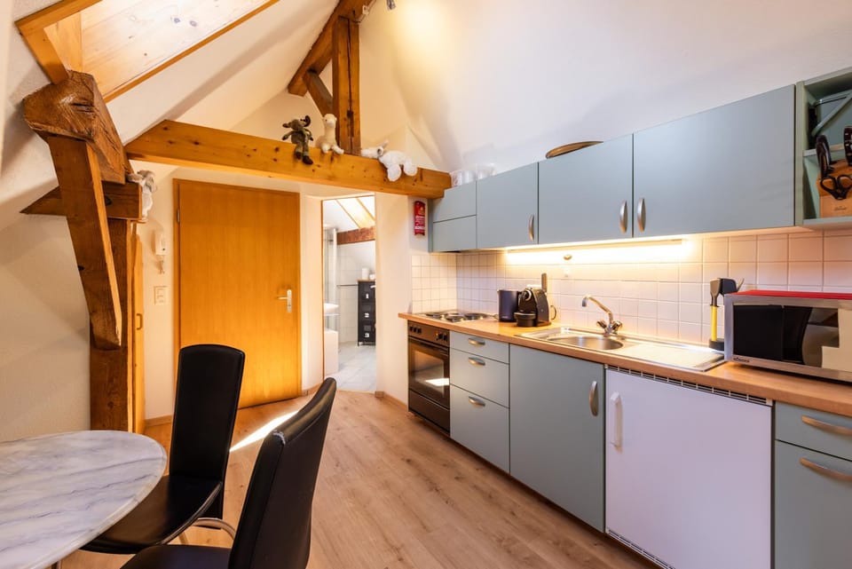 Kitchen or kitchenette, Dining area
