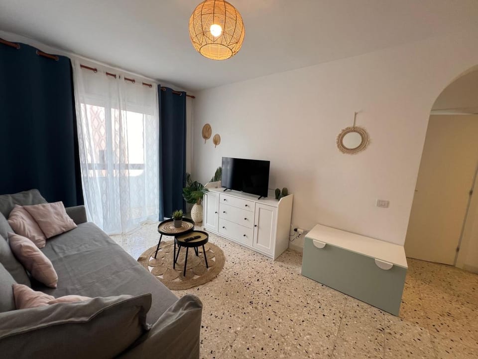 Day, Living room, Seating area