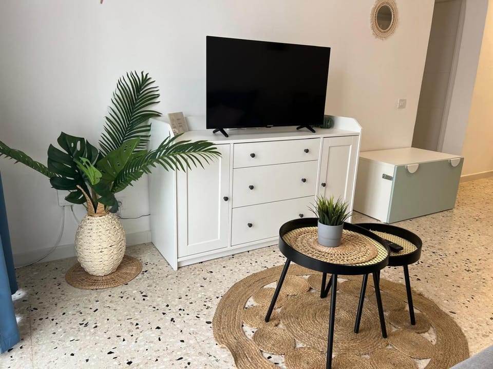 Day, TV and multimedia, Living room, Seating area