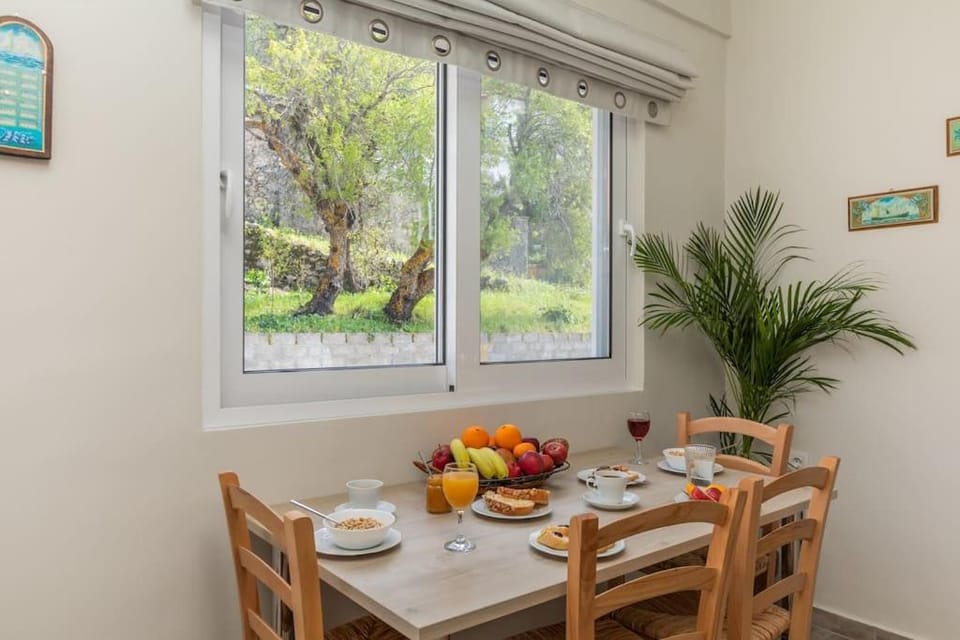 Dining area, Food