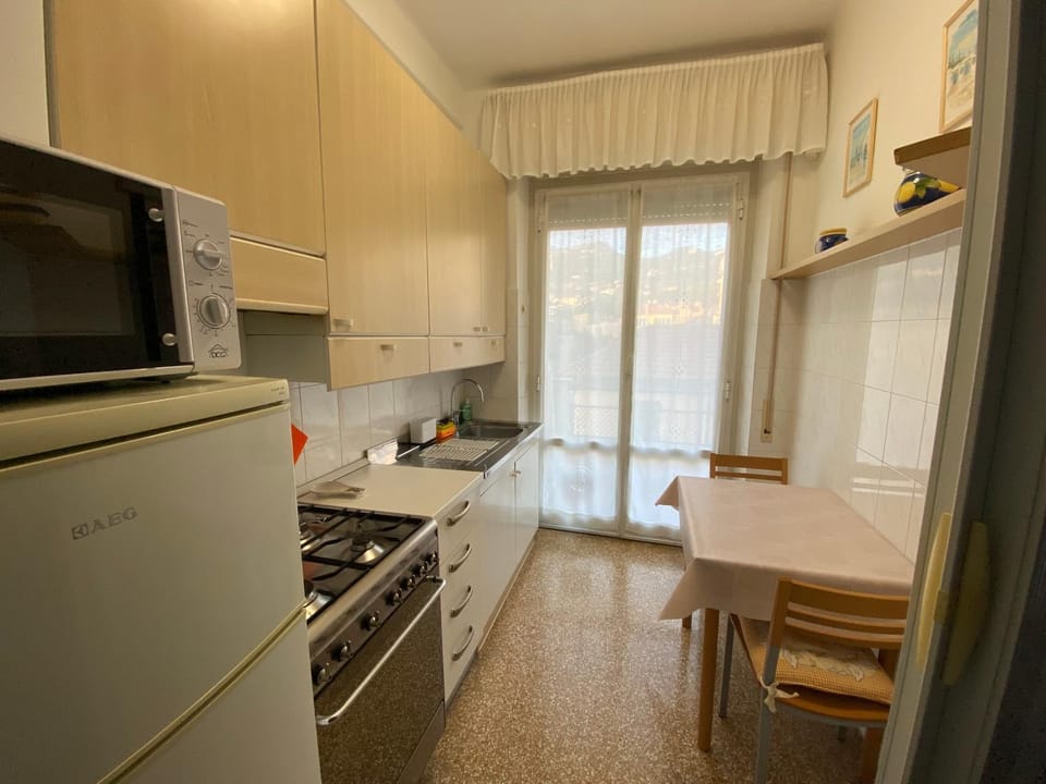 Kitchen or kitchenette, Dining area, minibar, pet friendly, stove