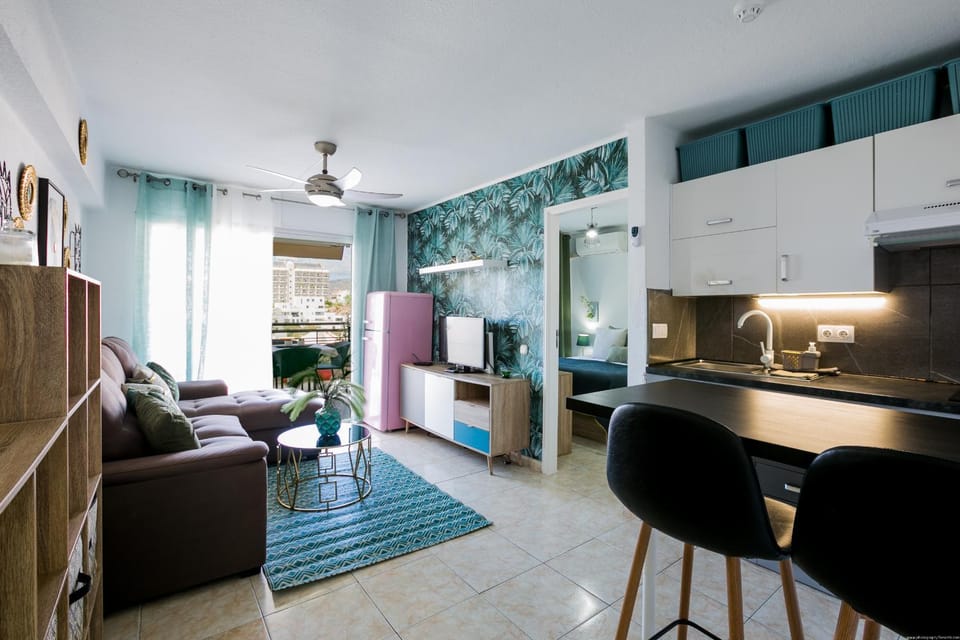 Communal lounge/ TV room, TV and multimedia, Kitchen or kitchenette, Living room, Seating area, Dining area, Evening entertainment, oven, stove