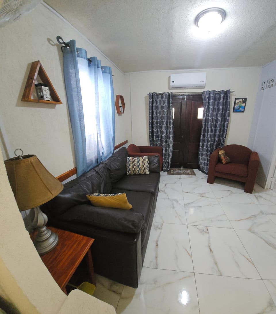 Gloria's Hideaway Apartment in Christ Church