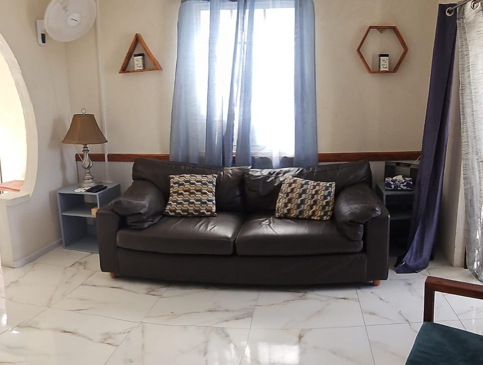 Gloria's Hideaway Apartment in Christ Church