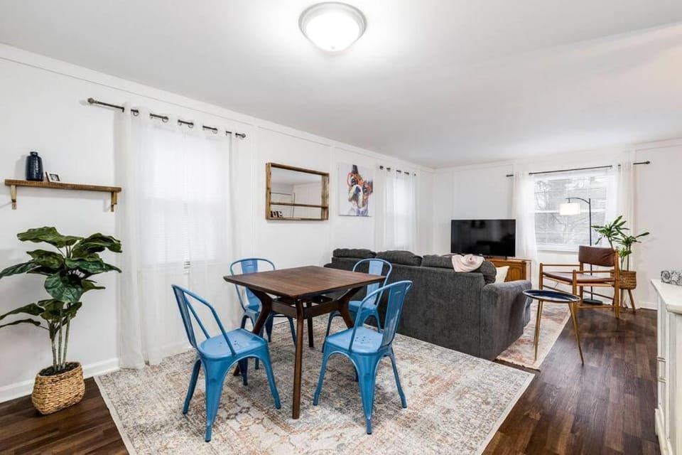 City Boho ✦ New Kitchen ✦ King Bed ✦ WFH Apartment in Ohio