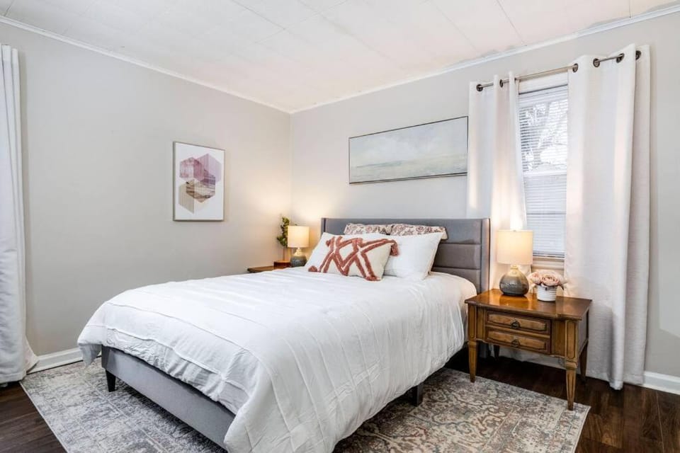 City Boho ✦ New Kitchen ✦ King Bed ✦ WFH Apartment in Ohio