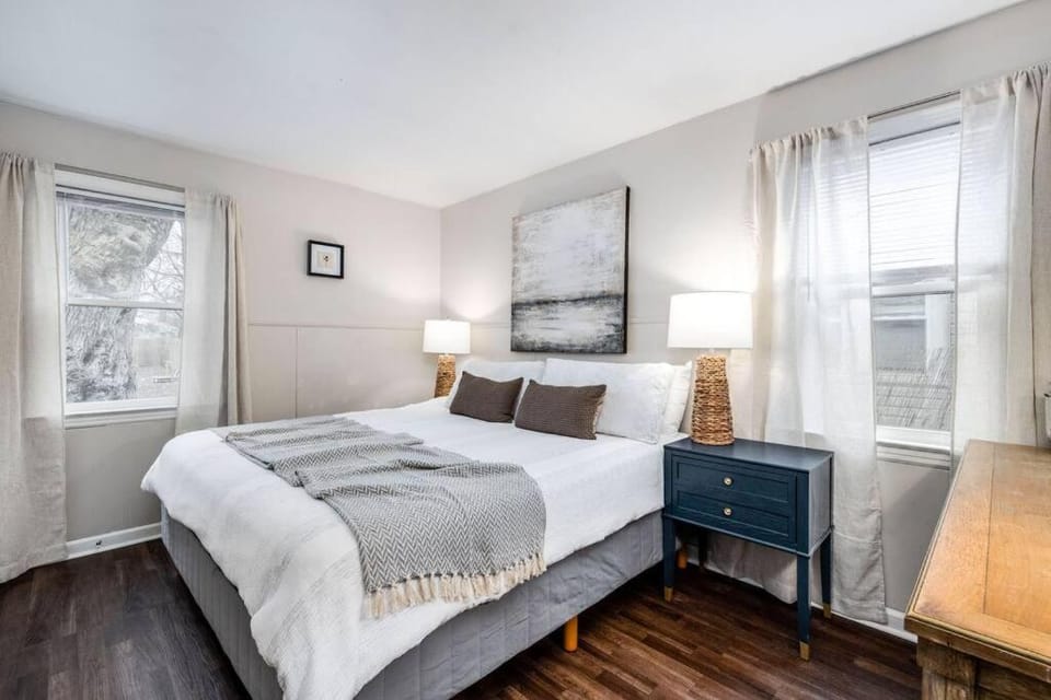 City Boho ✦ New Kitchen ✦ King Bed ✦ WFH Apartment in Ohio
