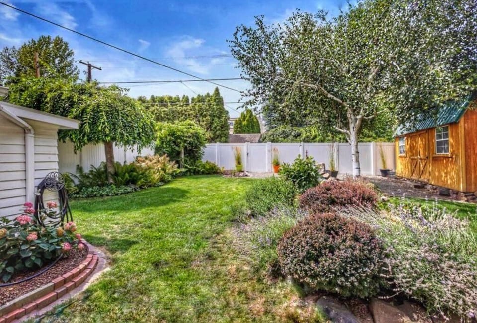 Centrally located, family and furry friendly fun! House in Yakima