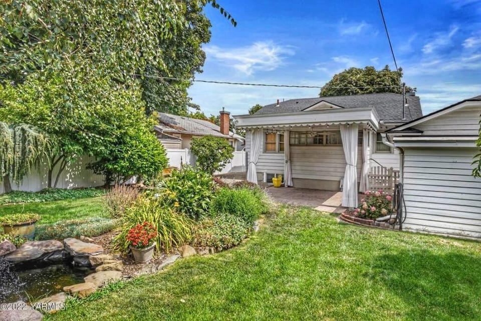 Centrally located, family and furry friendly fun! House in Yakima
