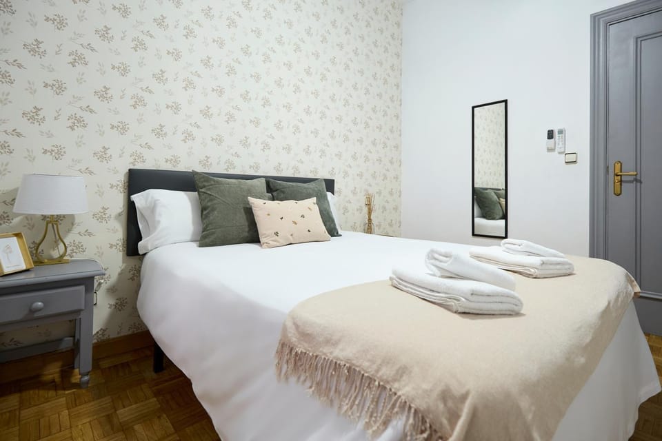Bed, Photo of the whole room, Bedroom, towels