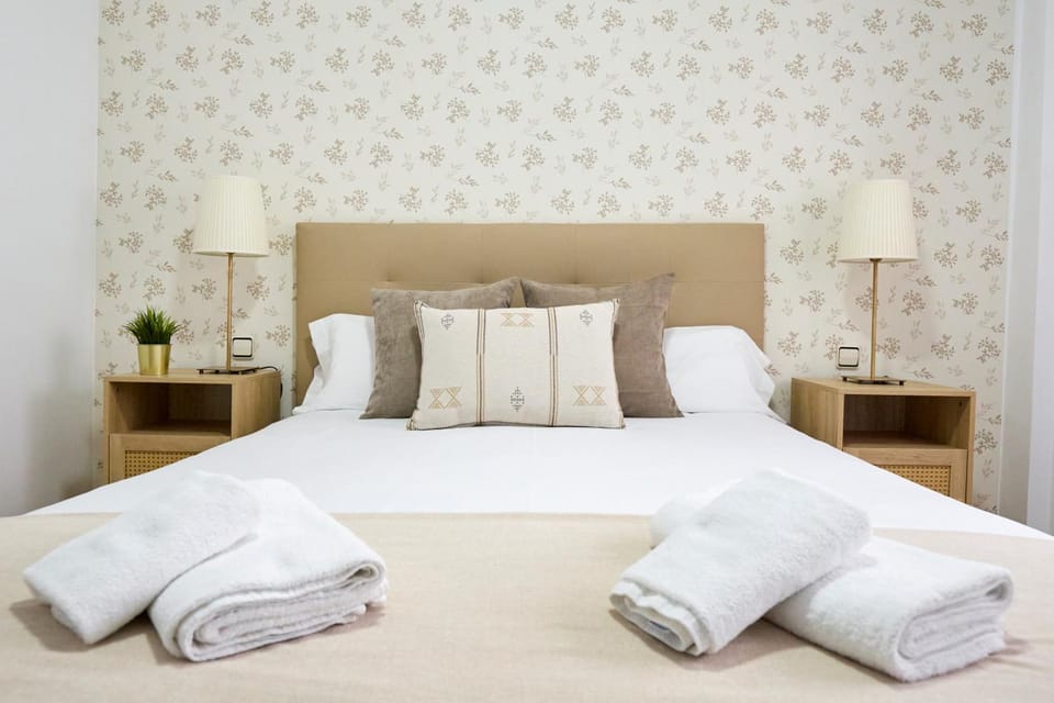 Bed, Photo of the whole room, Bedroom, towels