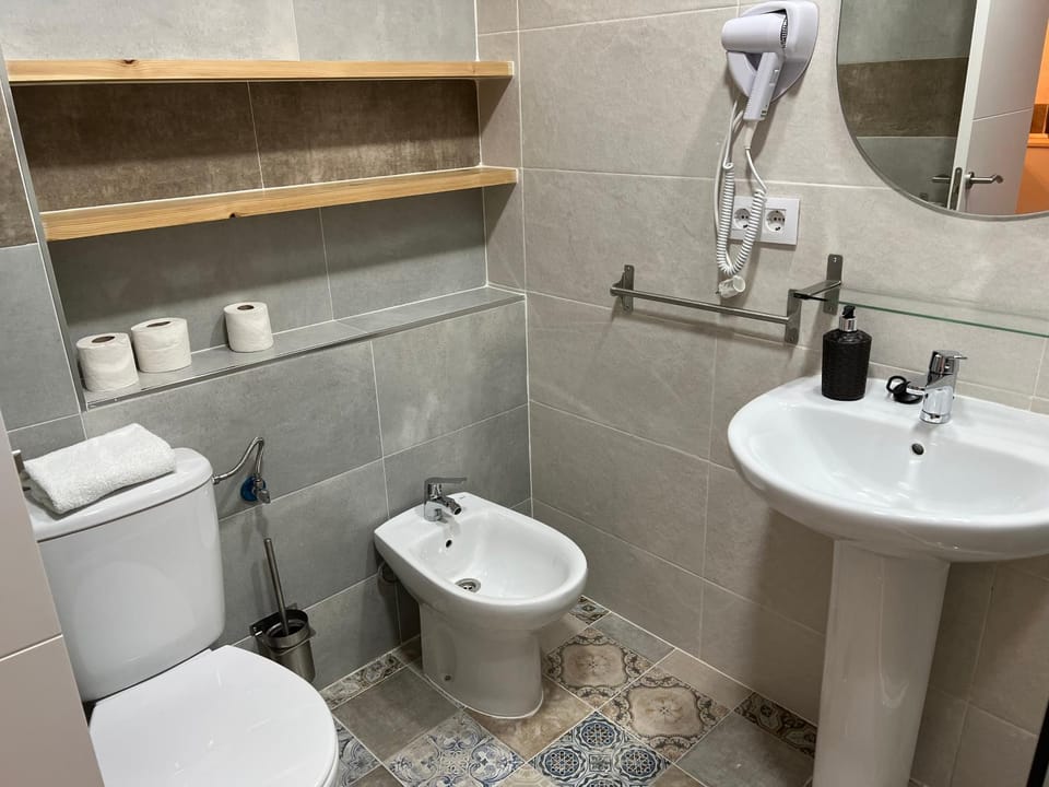 Toilet, bidet