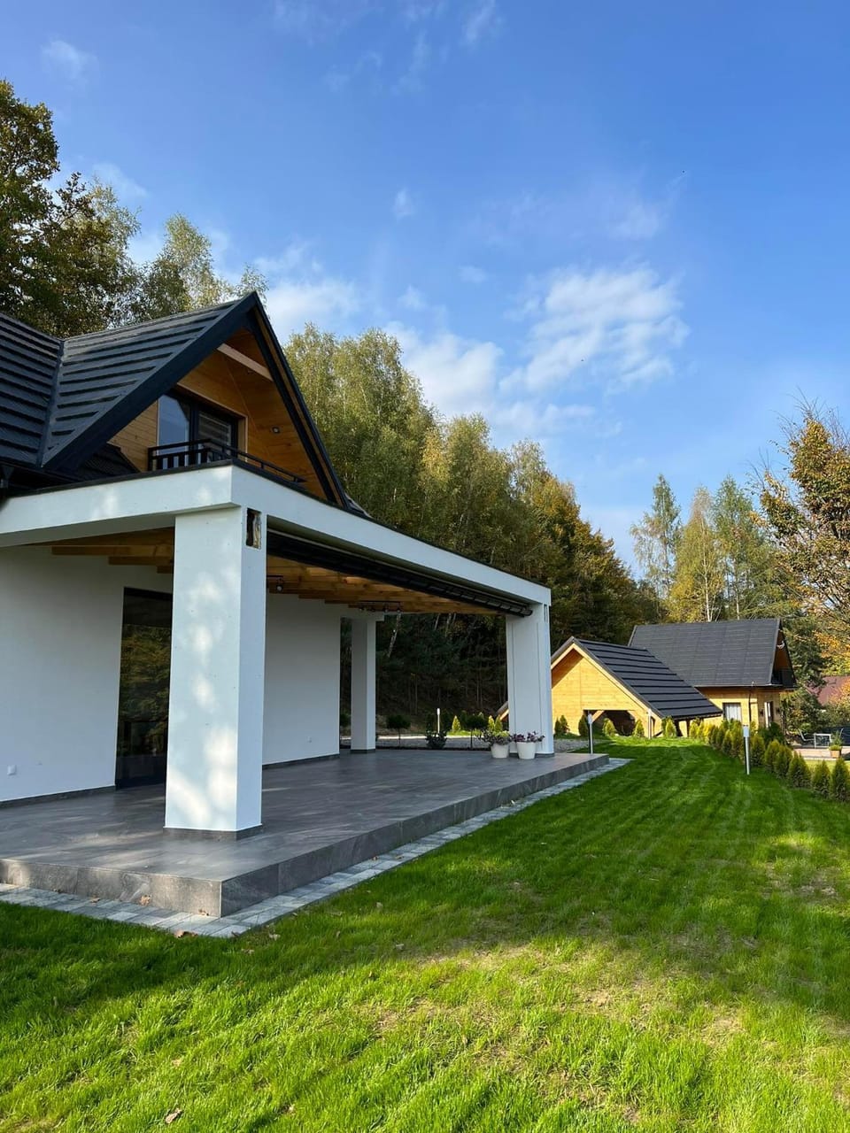 Property building, Day, Natural landscape, Garden, Garden view