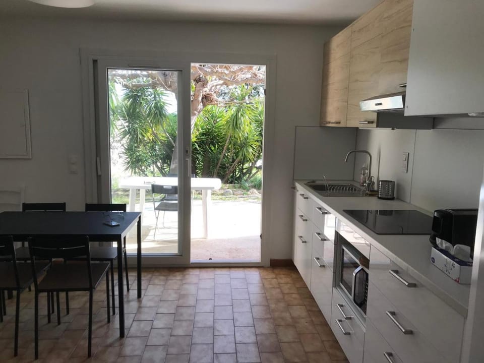 Kitchen or kitchenette, Dining area, pet friendly