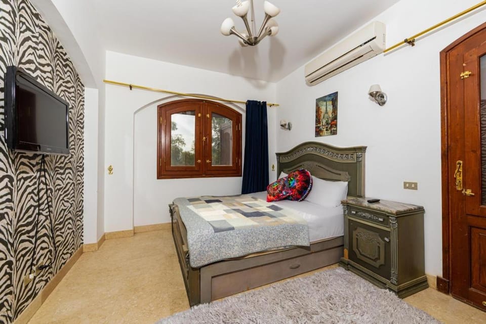 Communal lounge/ TV room, Bed, TV and multimedia, Photo of the whole room, Evening entertainment, Bedroom, wardrobe