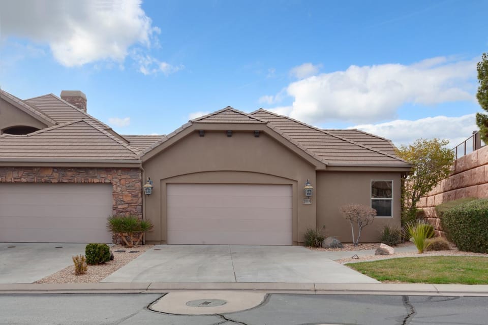 1919 Coral Ridge Across From Clubhouse and Pools! Golf Course Views! House in Washington