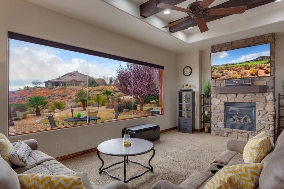1919 Coral Ridge Across From Clubhouse and Pools! Golf Course Views! House in Washington