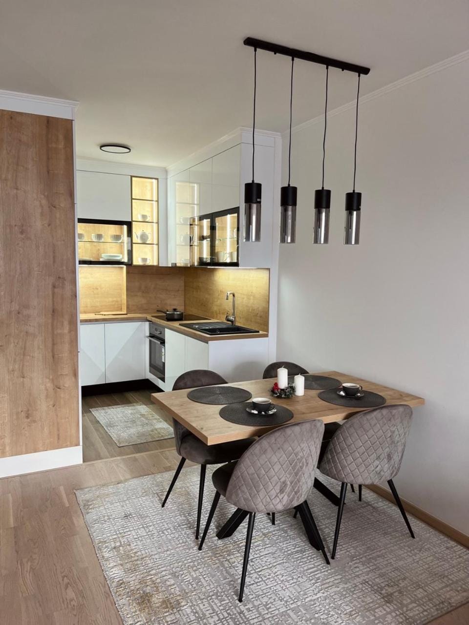 Kitchen or kitchenette, Dining area