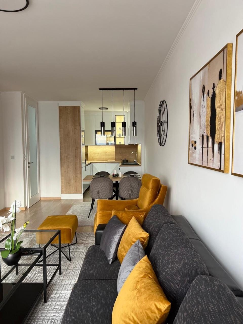 Kitchen or kitchenette, Living room, Seating area, Dining area