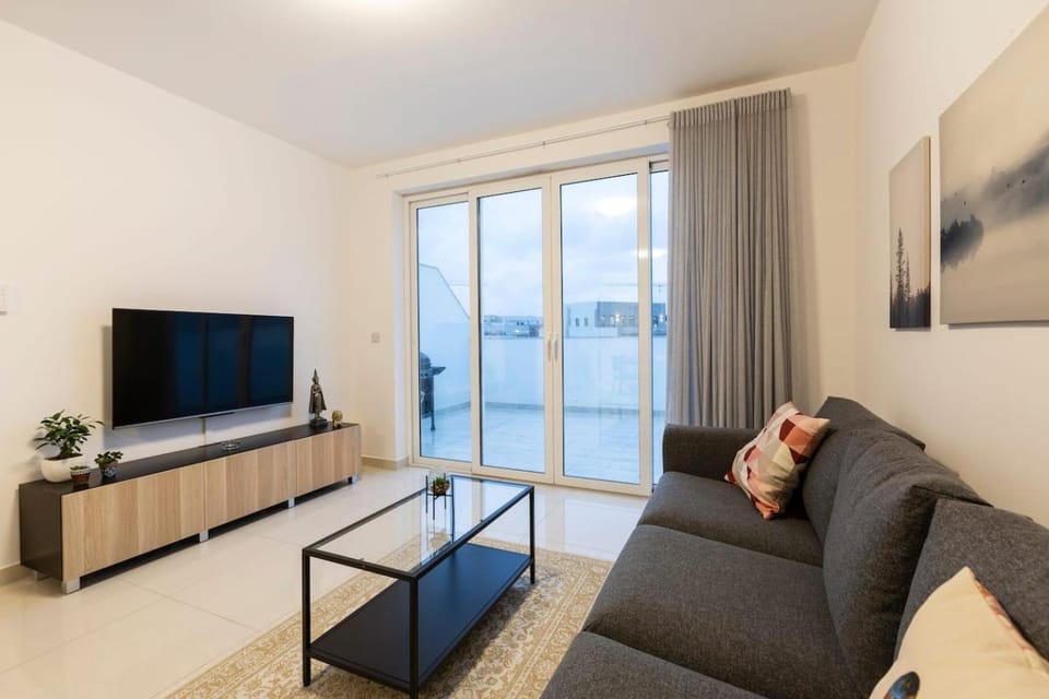 Beautiful Central Penthouse 1BR Apartment in Malta