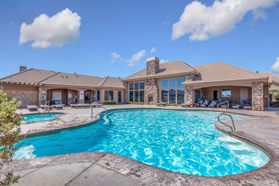 4098 Coral Ridge The 19th Hole in Coral Ridge, Near Golf Course, Firepit, Poker Set, Heated Pool House in Washington