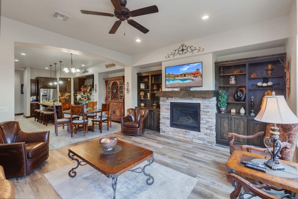 4098 Coral Ridge The 19th Hole in Coral Ridge, Near Golf Course, Firepit, Poker Set, Heated Pool House in Washington