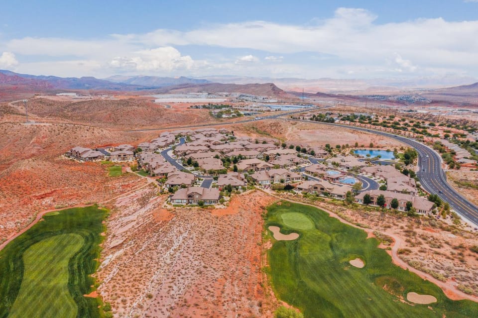 4098 Coral Ridge The 19th Hole in Coral Ridge, Near Golf Course, Firepit, Poker Set, Heated Pool House in Washington