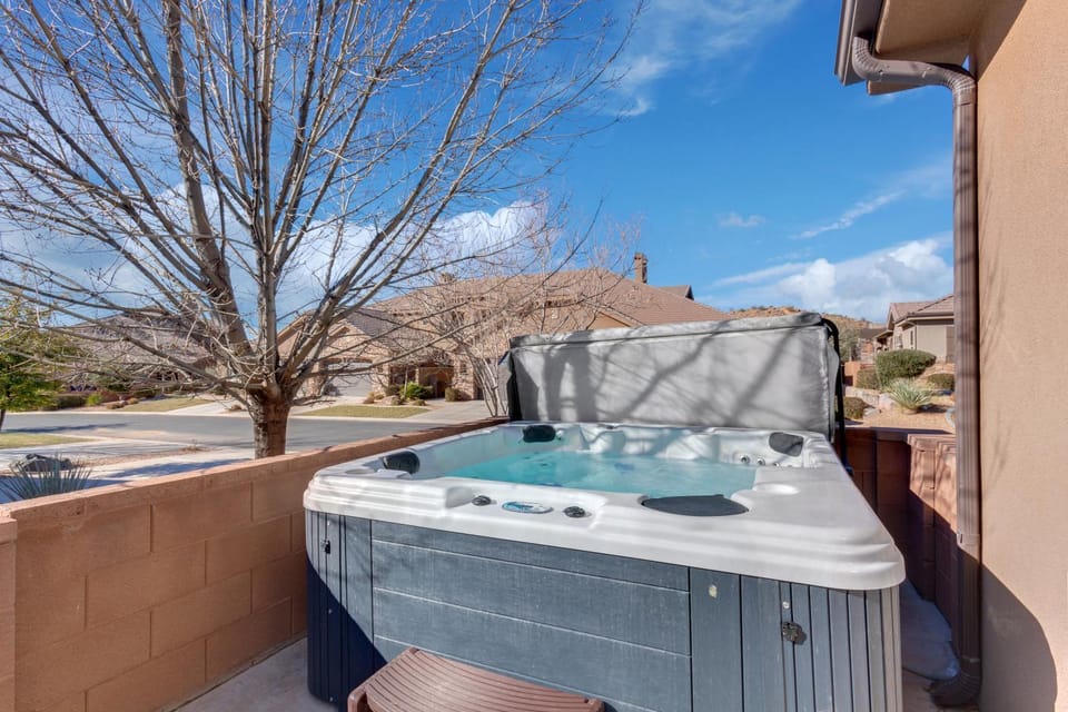 Coral Ridge 4144 Private Hot Tub, Bikes, Scooters, and near Coral Canyon Golf Course House in Washington