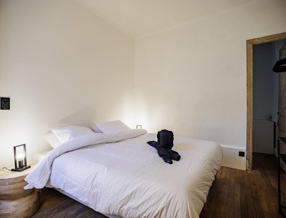 Bed, Bedroom, towels