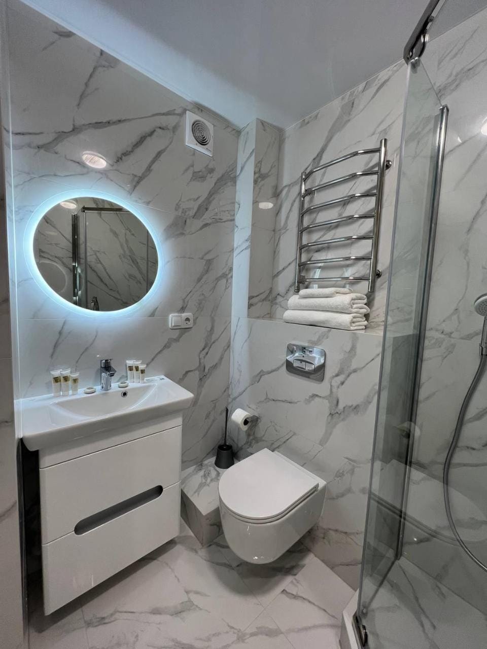 Shower, Toilet, Bathroom, towels