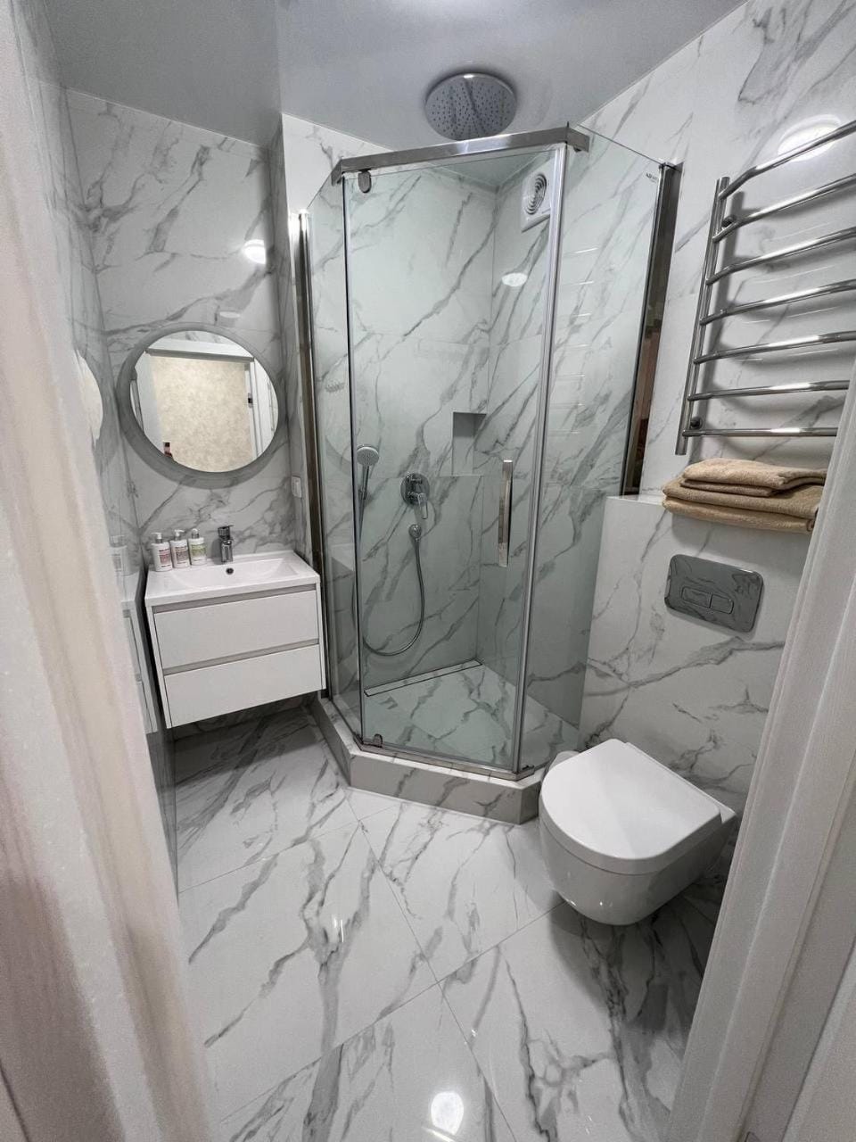 Shower, Toilet, Bathroom, towels