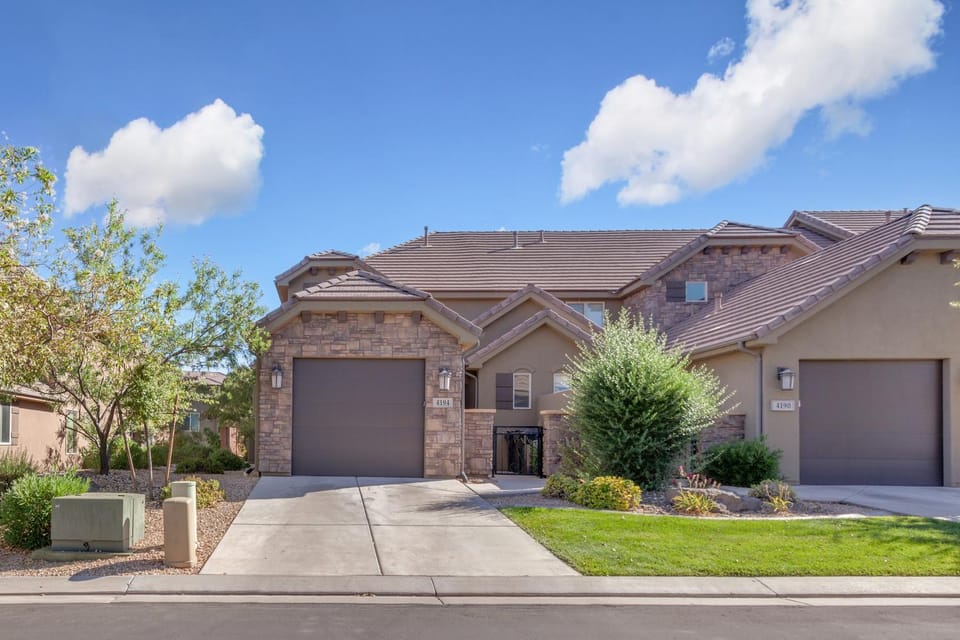 4194 Coral Ridge Resort Dog Friendly, BBQ grill, Private Hot Tub, Community Pool House in Washington