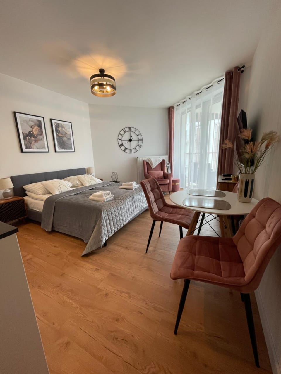 Bed, Photo of the whole room, Dining area