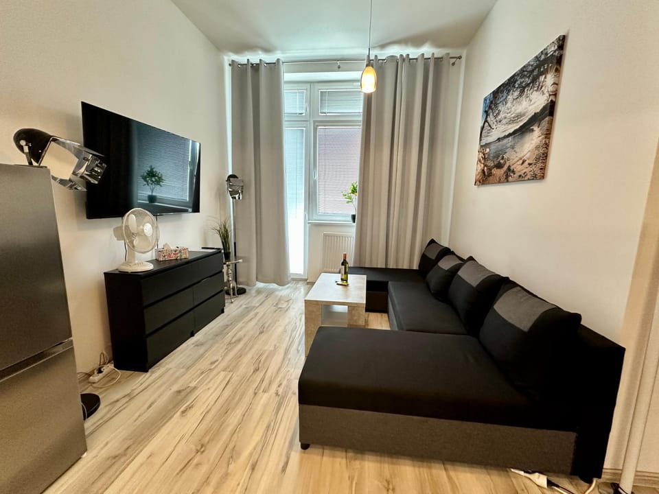 Communal lounge/ TV room, TV and multimedia, Living room, Seating area, Evening entertainment
