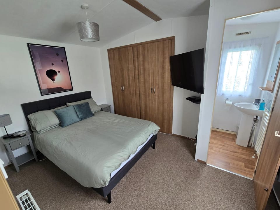 Bed, TV and multimedia, Bedroom, wardrobe