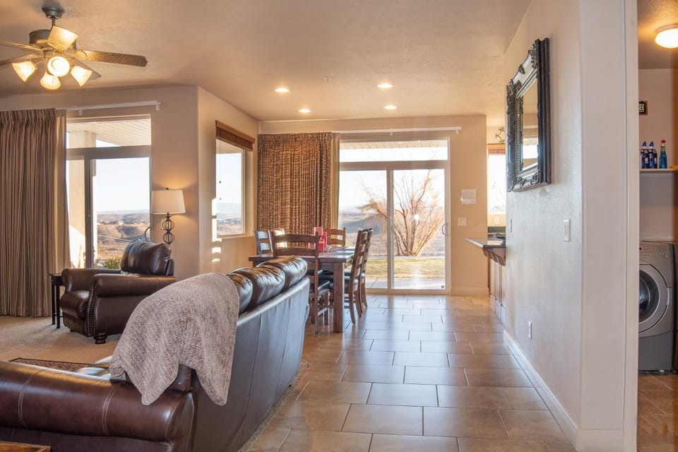 2102 Las Palmas Main level, 3 bd, 2 bath Las Palmas Unit, Shared Pool and Hot Tub House in St George